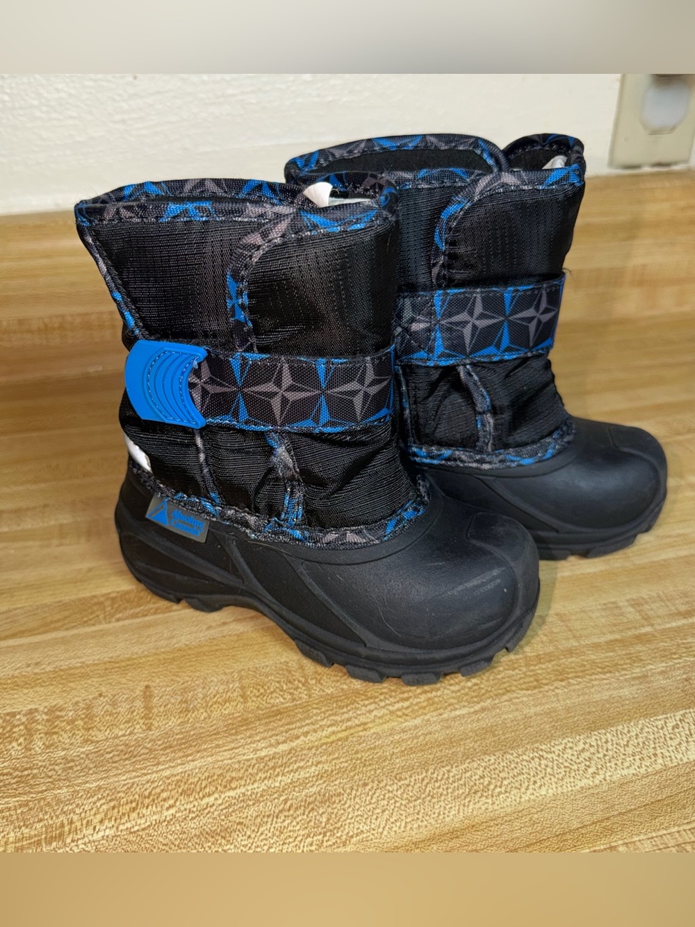 Boys toddler size 8 Winter Snow Boots - Durable Waterproof Design